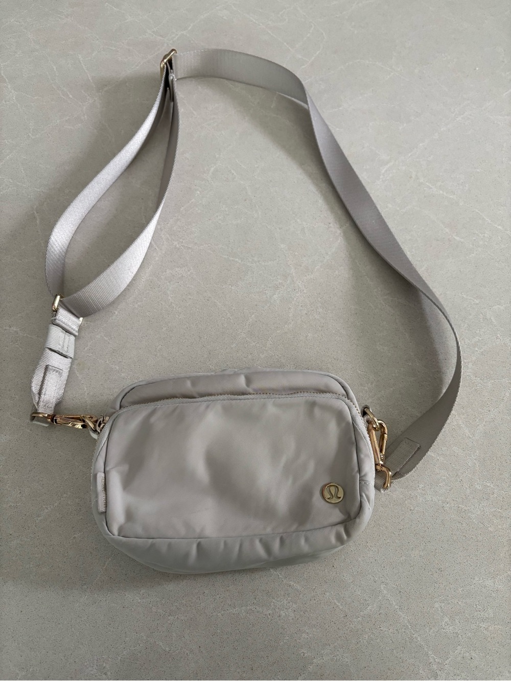 Lululemon Everywhere Crossbody Bag 2L Metal Hardware Vapor Light Gray Gold